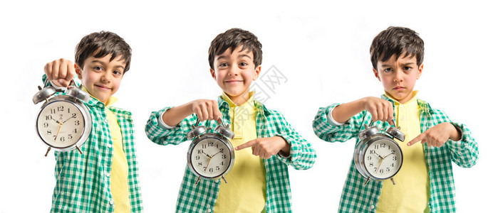 男孩拿着一个古董钟在白色背景图片