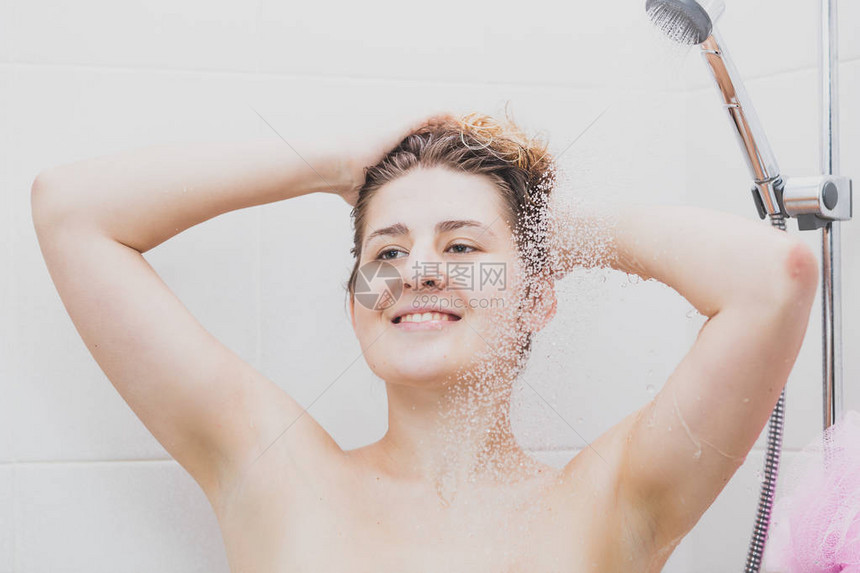 淋浴时用洗发水洗头发的图片