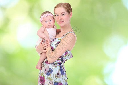 以抽象的绿色背景来抱着她的孩子图片