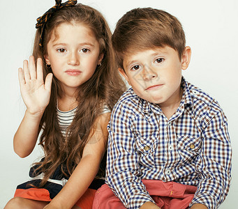可爱的小男孩和女孩拥抱着玩白色背景的游戏图片