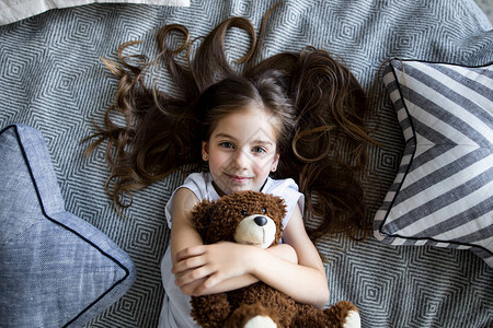 可爱的小女孩在床上图片