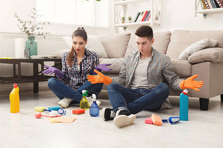 家庭主妇和她的丈夫用刷子海绵和清洁剂打扫家里家政家庭清洁和图片