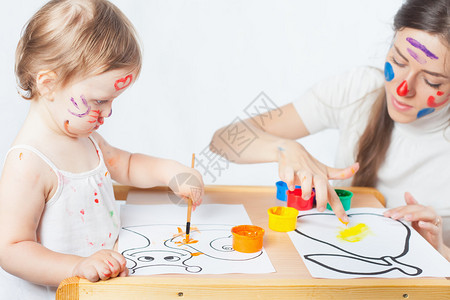 妈和宝用彩色墨水画与孩子玩的游戏会影响早期发育花足够的时间陪图片