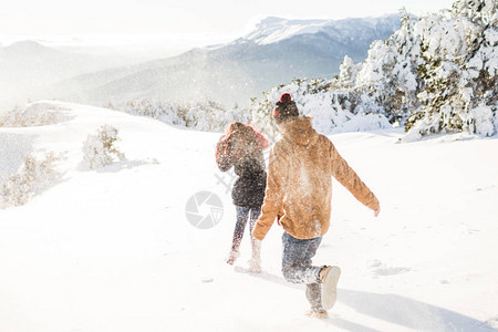 男人和女人在雪中互相追逐在阳图片