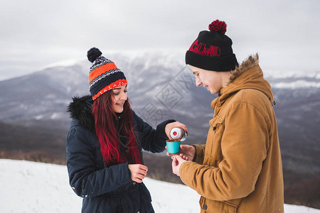 一对夫妇在冬天喝温热的茶图片