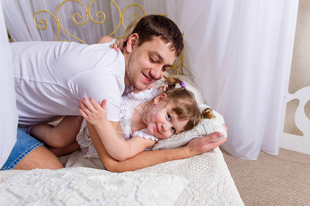 爸和女儿在睡觉前图片
