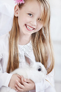 那个小女孩拿着白兔子的图片