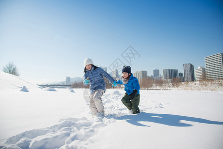 姐弟两人开心的在雪地上滑雪图片