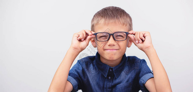 横幅小男孩戴着眼镜矫正近视特写肖像眼科问题图片