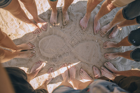 赤脚的人站在一个环绕沙子的圆圈里在永图片