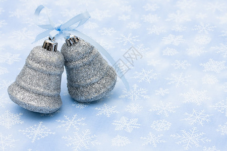 蓝色雪花上的两个银铃，圣诞节图片