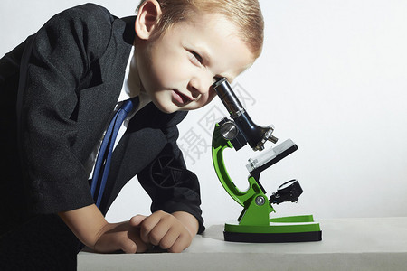 看显微镜的小科学家教育时尚的孩子用显微镜工作的小学生聪明图片