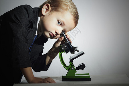 看显微镜的小科学家教育时尚的孩子用显微镜工作的小学生聪明图片