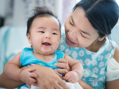 母亲和婴儿在卧室家庭婴儿和新生儿概图片