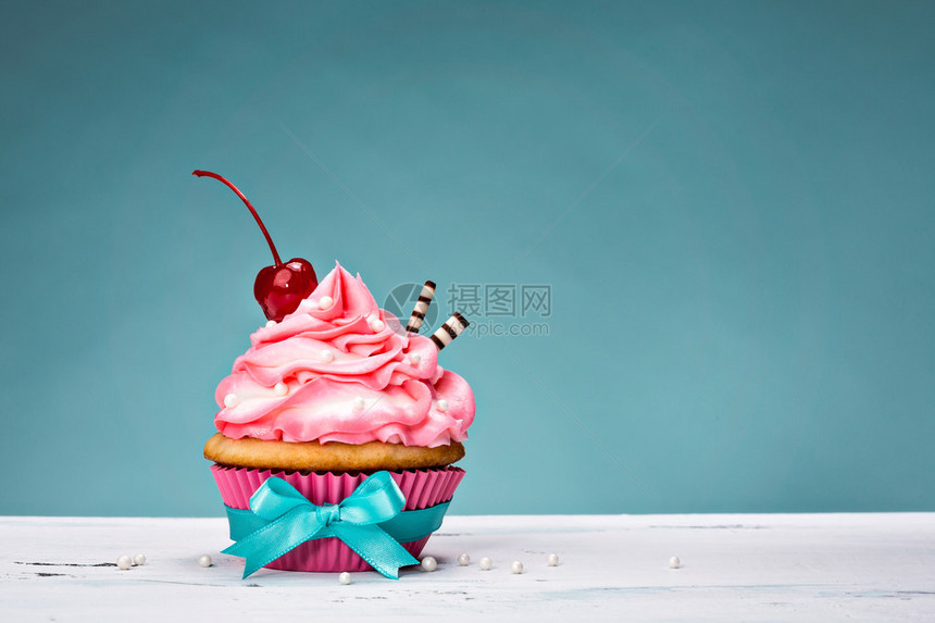 蛋糕加粉红色奶油冰淇淋图片