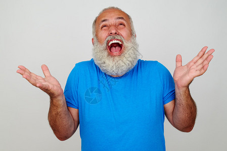 健壮的长胡子老人充满了积极情绪图片