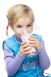 穿蓝裙子的金发小姑娘喝牛奶孤立图片
