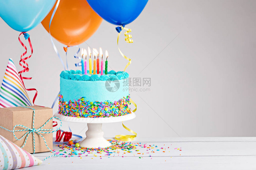 蓝生日蛋糕礼物帽子和彩色气球图片