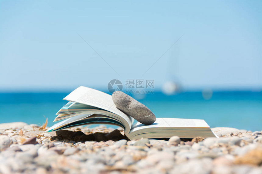 暑假阅读概念马洛卡小石图片