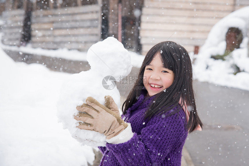 冷冬日寒冷的寒雪下着雪图片