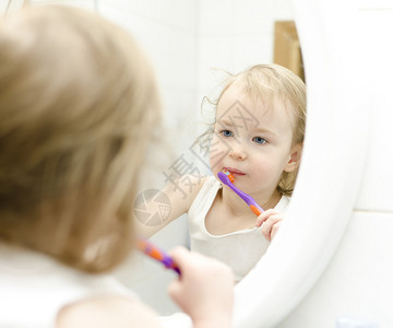 小女孩在浴室刷牙图片