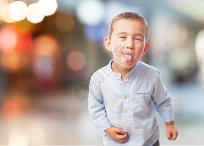一个小男孩伸出舌头的肖像图片