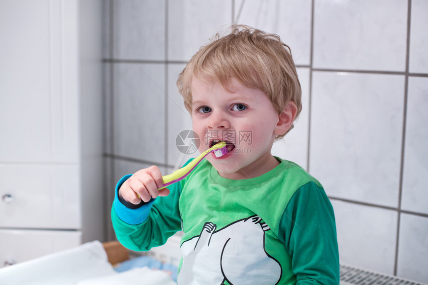 两岁的小男孩蓝眼睛金发刷牙图片