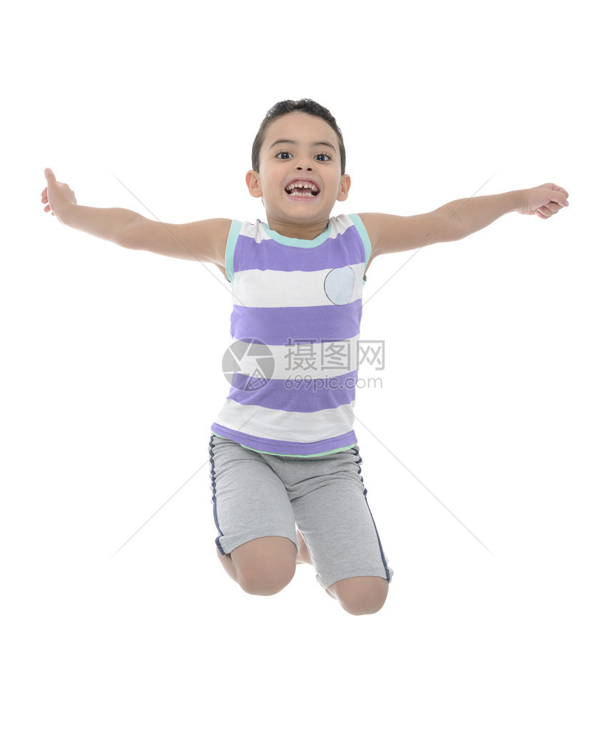 活跃的年轻男孩与欢乐一起跳跃孤图片