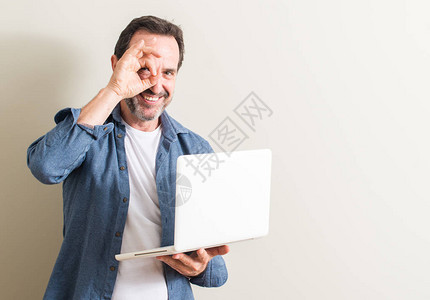 高年男子使用笔记本电脑图片