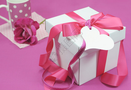 漂亮的粉色和白色礼盒图片