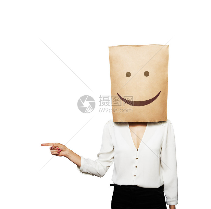 头部戴着微笑纸袋的妇女指着白背景的某事图片