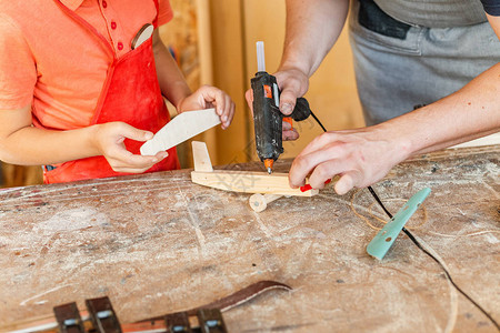小男孩手工在木工中制作木制飞机玩具儿童木工图片