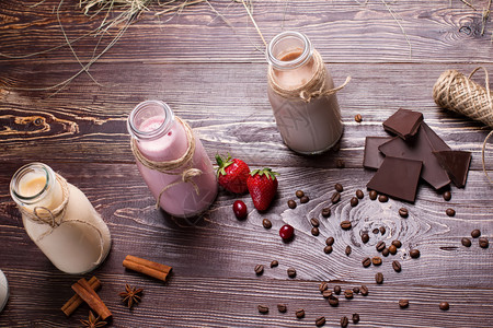 天然巧克力香草和莓奶昔图片