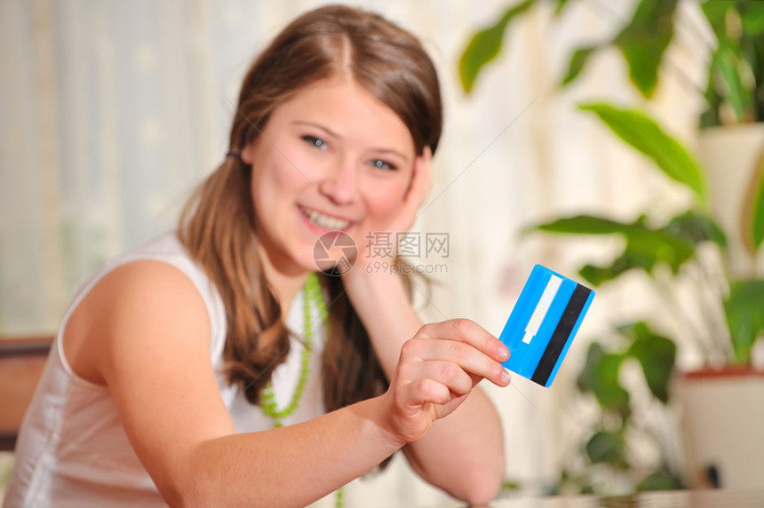 有空白信用卡的少女图片