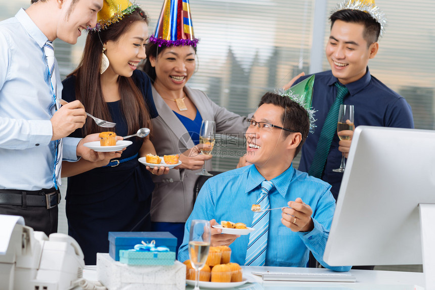 越南商业团队在办公室派对上吃纸图片