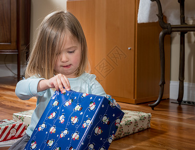 参加圣诞节开幕礼物和礼物的年轻女幼儿女图片