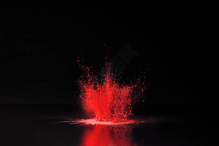 在黑色的红色洒红节粉末爆炸传统的背景图片