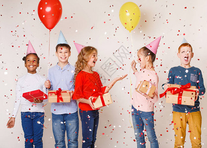 快乐的孩子们在浅色背景下用气球和五彩纸屑图片