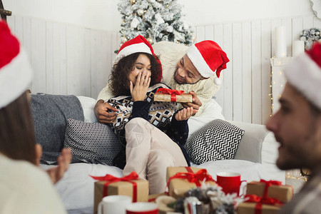 令人兴奋的黑人女孩收到男友赠送的Xmas礼图片