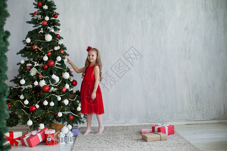 女孩打开圣诞礼物新年树图片