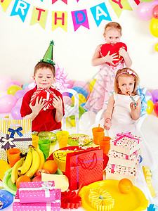 一群孩子生日快乐派对图片