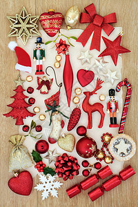 在橡木的羊皮纸上装饰圣诞薄饼披头巾巧克力胡图片