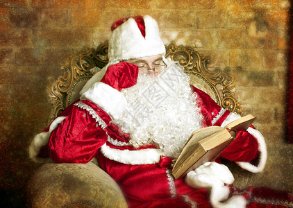 读一本书的圣诞老人图片