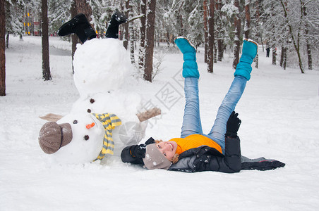 有趣的女人与变身的雪人合影背景图片