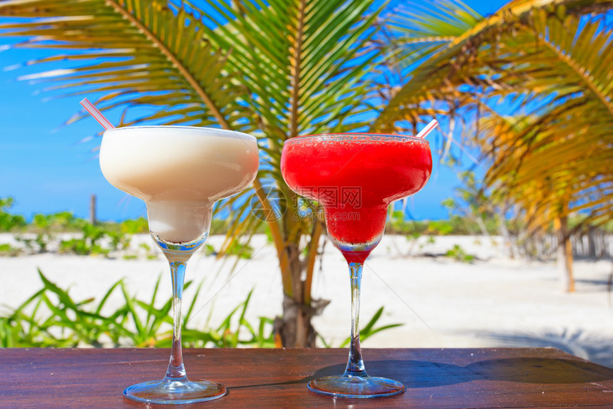 豪华热带沙滩上的两杯鸡尾酒图片