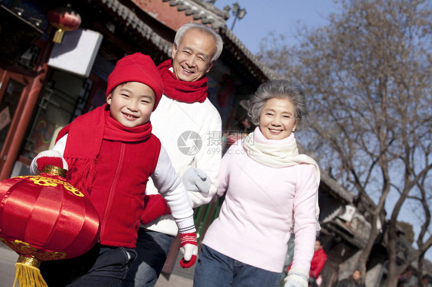  一对老夫妻带着孙子过新年图片