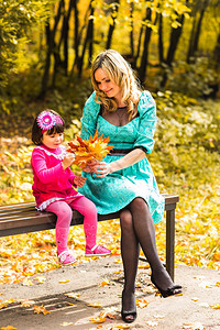 母亲和女儿在秋公图片