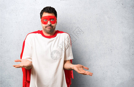 戴着面具和红色斗篷的超级英雄男人对某事不高兴和沮丧图片