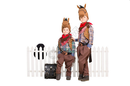两名男孩穿着嘉年华服装在图片
