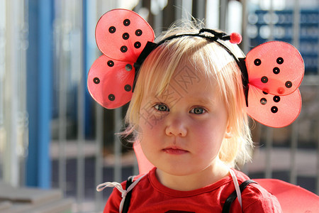 可爱的2岁女孩打扮成瓢虫图片